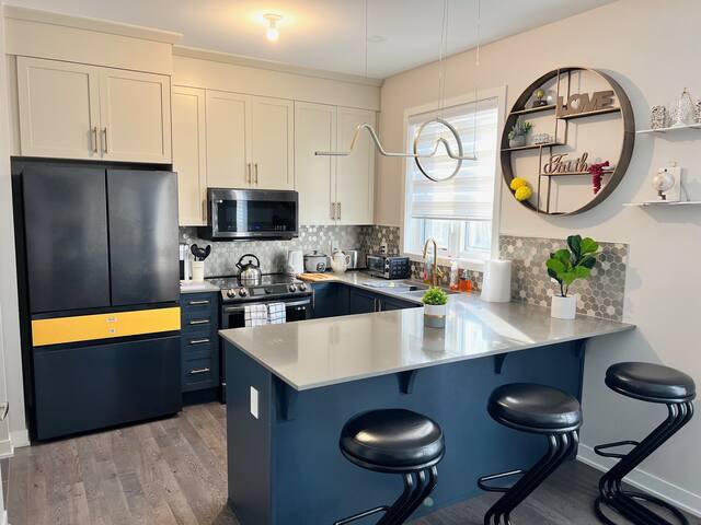 Entire House with 5 bedrooms and 8 beds gallery image 2