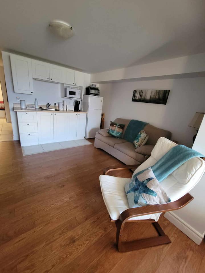 Jiko kamili: oveni ndogo, toaster, mashine ya kutengeneza kahawa ya Keurig, mikrowevu, birika, hob