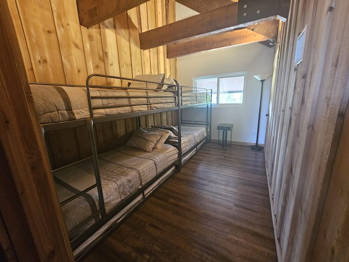 4号卧室和5号卧室互相镜子。 他们每个人都有2套舒适的双层床，非常适合这个空间，每个人都可以在自己的房间里睡个好觉。附带宽敞的衣柜。