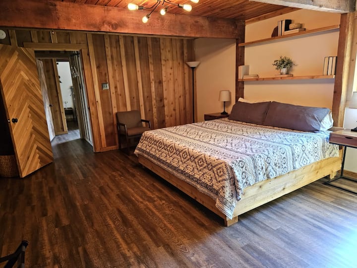 这间宽敞的主卧配有一张2米宽双人床、带两个水槽的全套独立卫生间和壁橱空间，让您放松身心。 享受智能电视和遮光窗帘，让您睡个好觉，打造舒适放松的完美度假胜地。