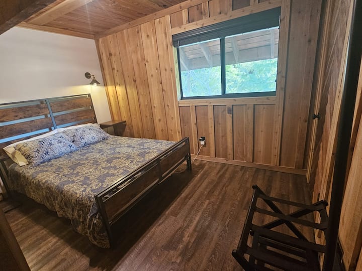 这间舒适的卧室配有舒适的1.8米宽双人床、衣橱空间，并可使用房间外的共用卫生间。 它提供休息住宿所需的一切，包括遮光窗帘，确保您能睡个好觉