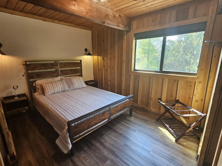 这间舒适的卧室配有舒适的标准双人床、衣橱空间和独立的全功能卫生间，方便您使用。 房间还配有遮光窗帘，非常适合确保您睡个好觉。