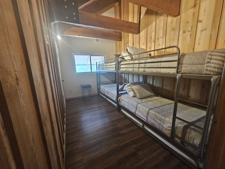 4号卧室和5号卧室互相镜子。 他们每个人都有2套舒适的双层床，非常适合这个空间，每个人都可以在自己的房间里睡个好觉。附带宽敞的衣柜。