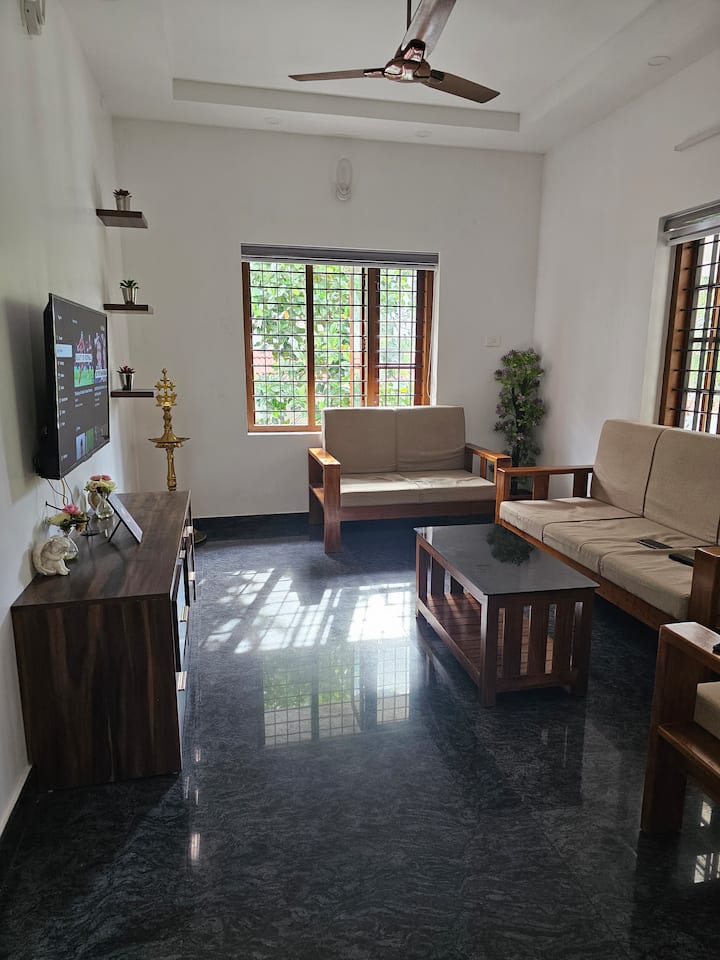 ห้องนั่งเล่นชั้นล่าง