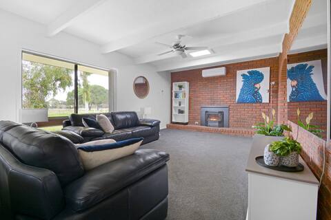 Tranquil Getaway by the Murray River