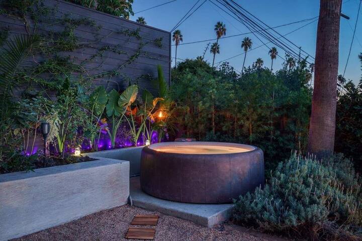 The Paradise Hot-Tub Treehouse gallery image 2