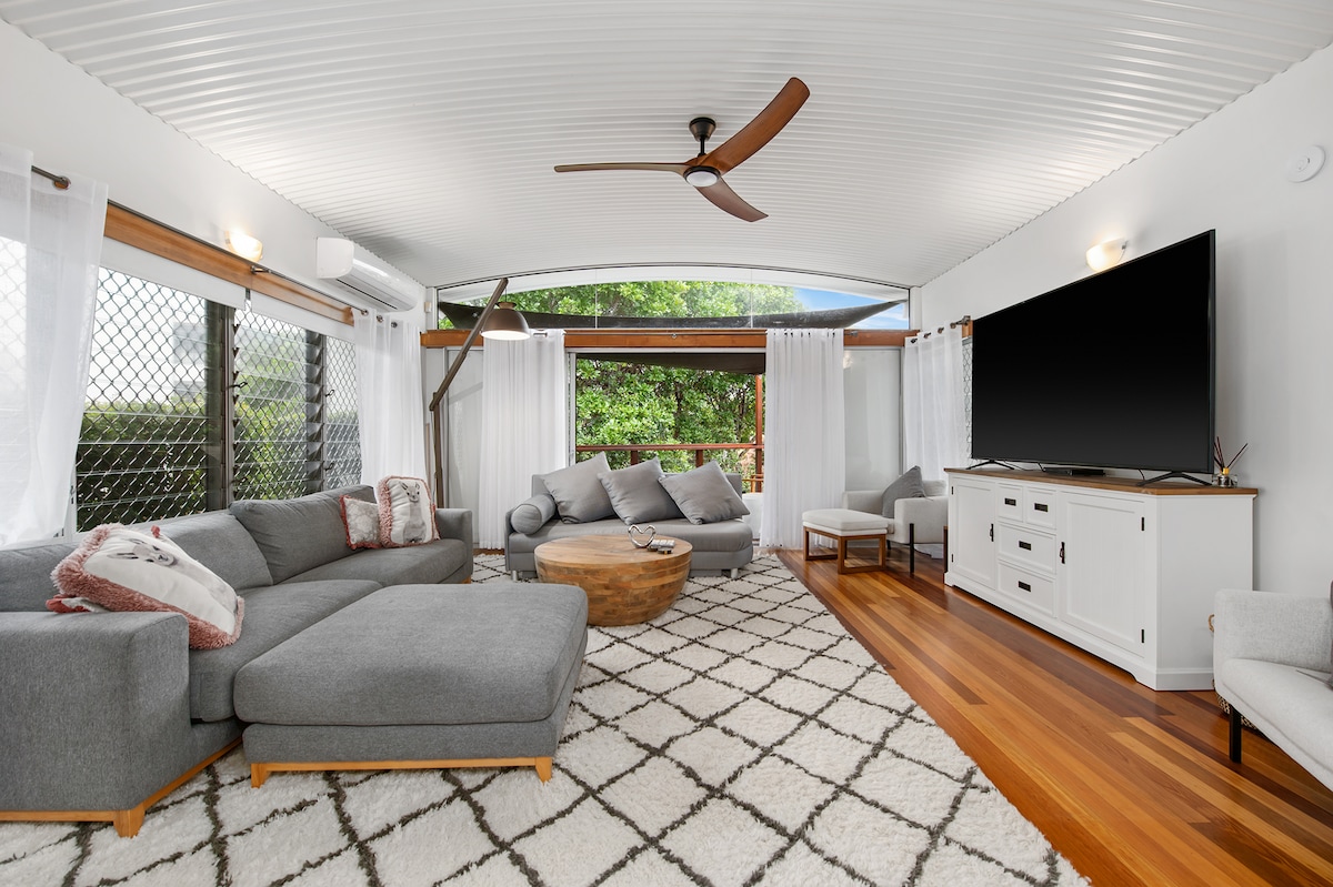 Top performing Airbnb: Designer beach home + pool (pets welcome w/o fees) in Casuarina