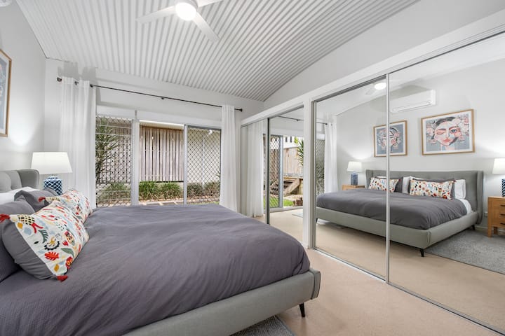 You'll enjoy a great nights sleep in this comfy luxurious king bed mattress and ensuite in the master bedroom.  

Air conditioning, ceiling fan or open the windows/door and enjoy the breezes.