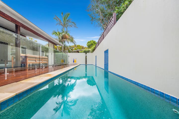 Designer beach home + pool (pets welcome w/o fees)