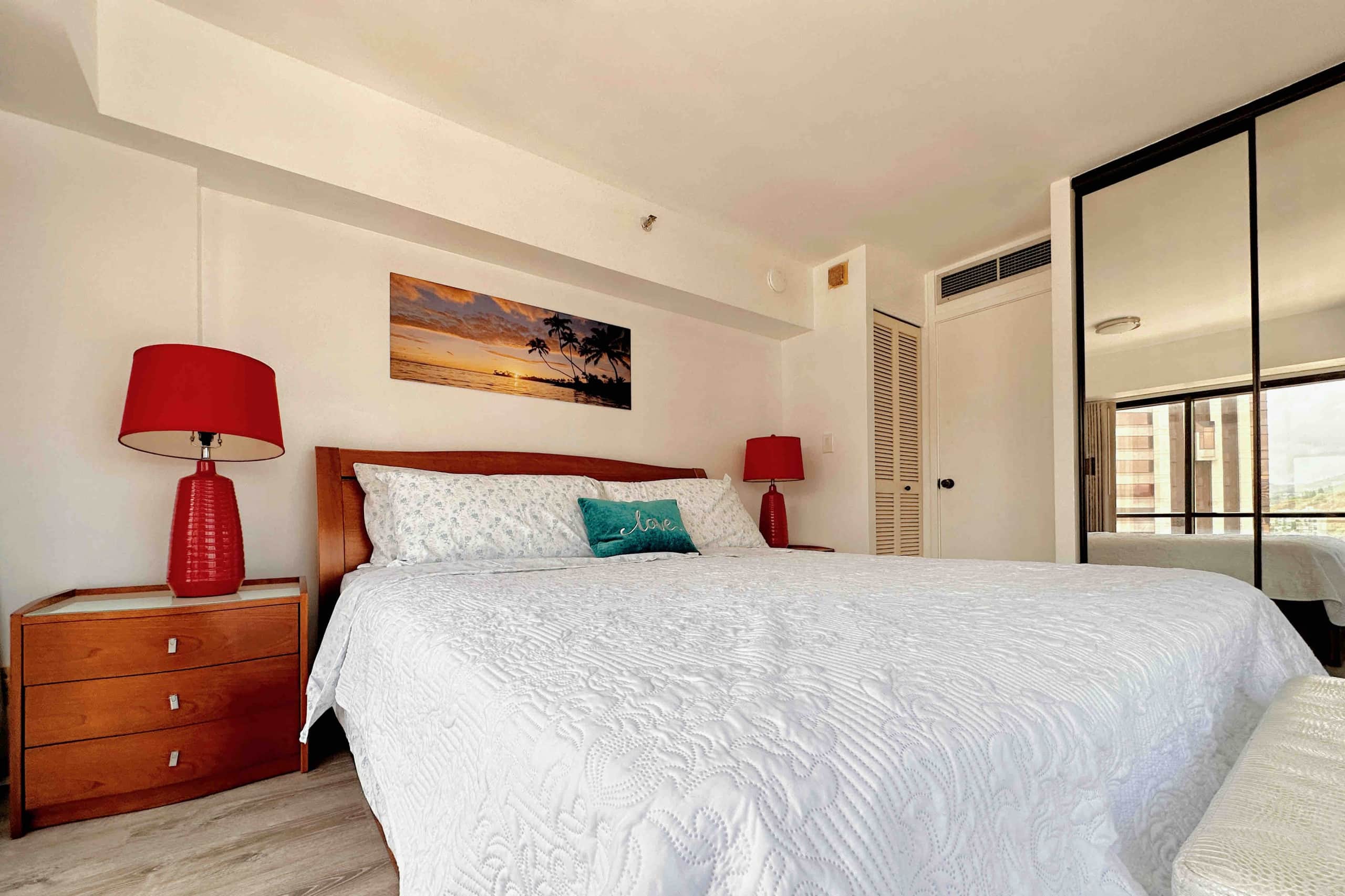 Condo in Honolulu · ★4.88 · 2 bedrooms · 4 beds · 1 private bath - Image 2
