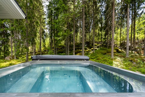 Villa Rinnesappee Ski-in/Ski-out, outdoor hot tub.