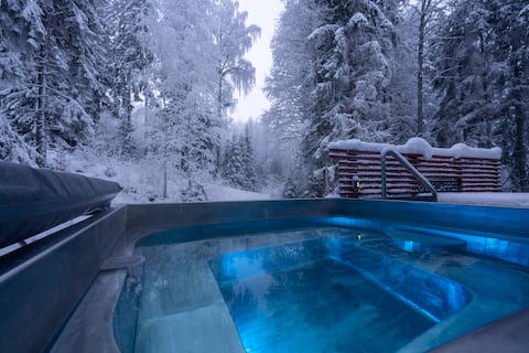 Villa Rinnesappee Ski-in/Ski-out, outdoor hot tub.