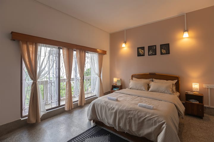 1st Bedroom with Kingsized bed, balcony, work space and en-suite running hot water.