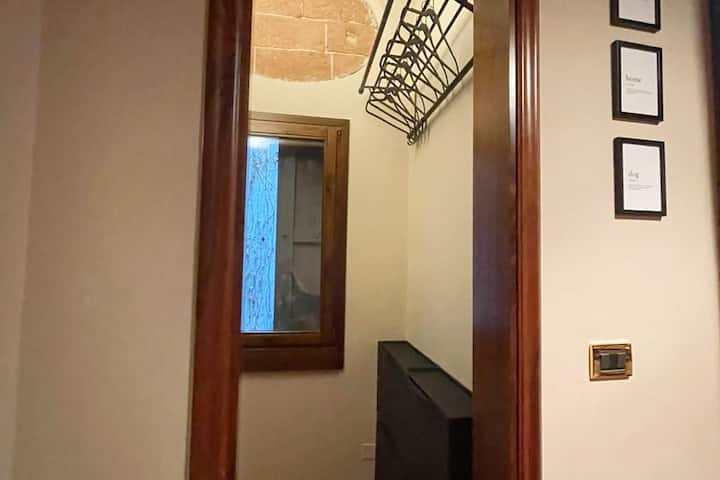 Kundër banjës me dollap të vogël me pamje nga dhoma kryesore e gjumit 2