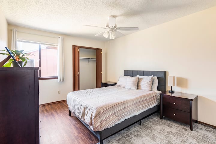 חדר השינה כולל מיטת קווין סייז עם מזרן ספוג נוח, אחסון בשפע, מאוורר תקרה ואור טבעי יפהפה. 