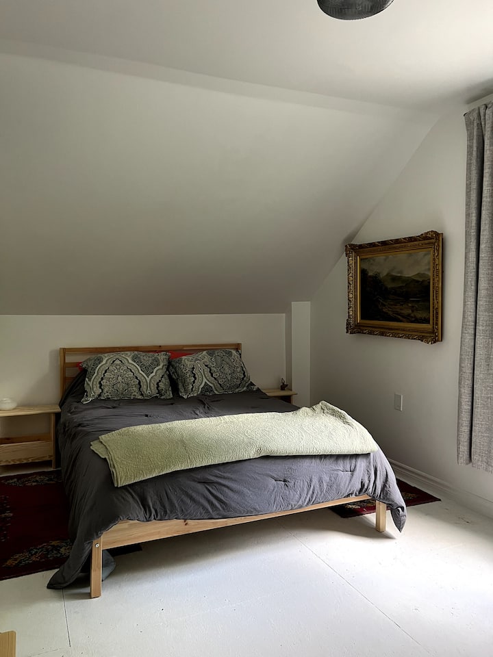 ห้องนอนใหญ่พร้อมวิวบ้านต้นไม้