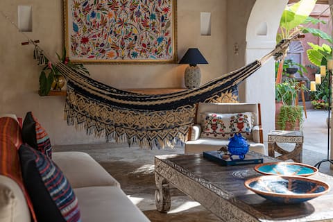 Popular Airbnb listing: Luxury Tropical Villa in the Historic City in San Diego