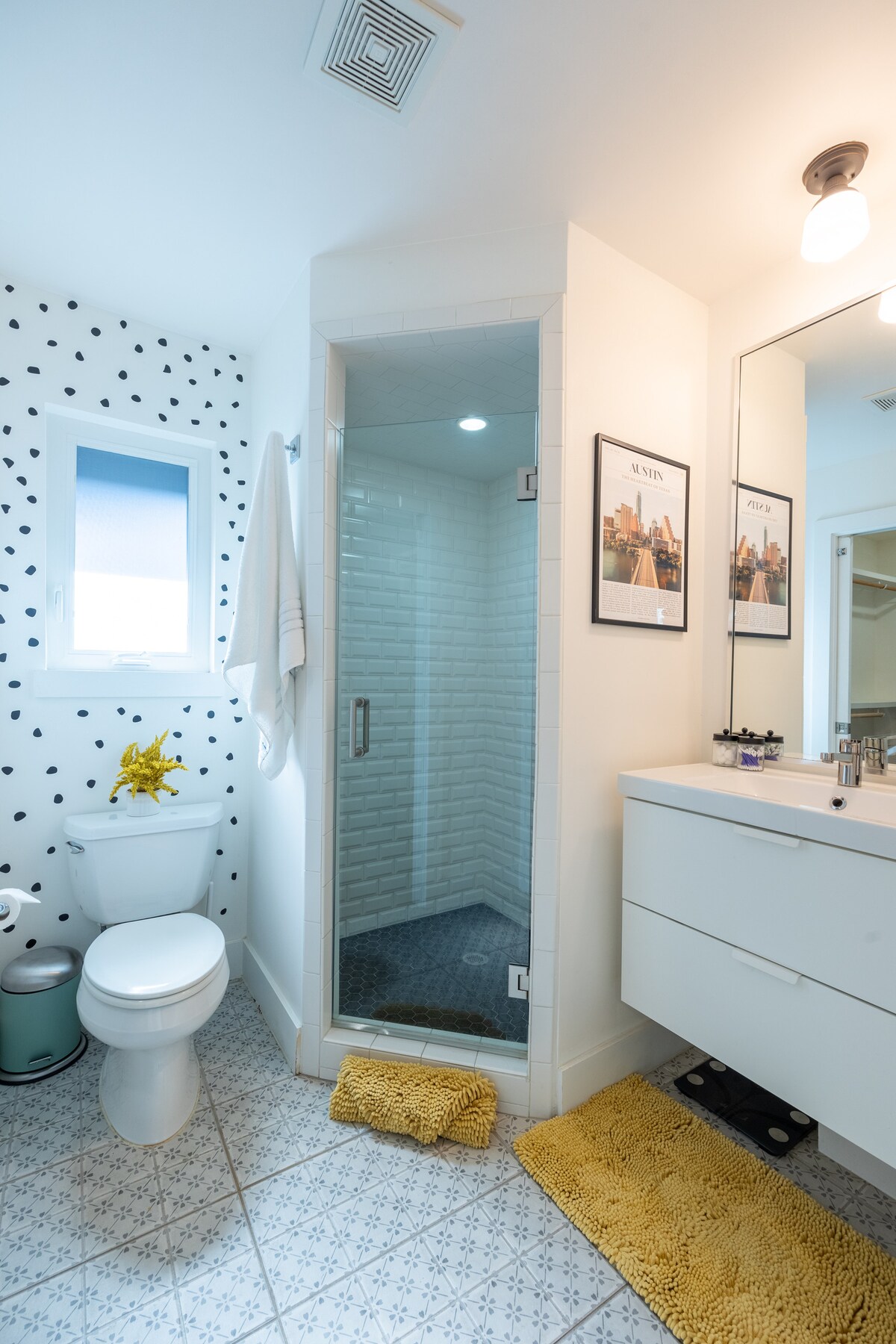 Pet Friendly Stylish & Central Bungalow, Walkable!