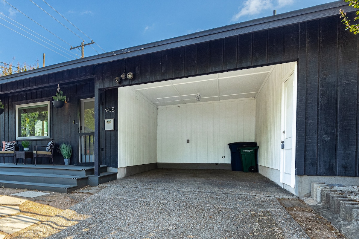 Pet Friendly Stylish & Central Bungalow, Walkable!