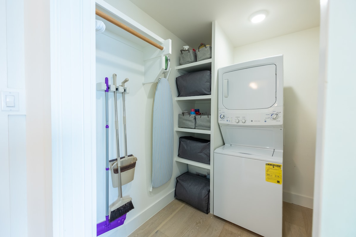 Pet Friendly Stylish & Central Bungalow, Walkable!