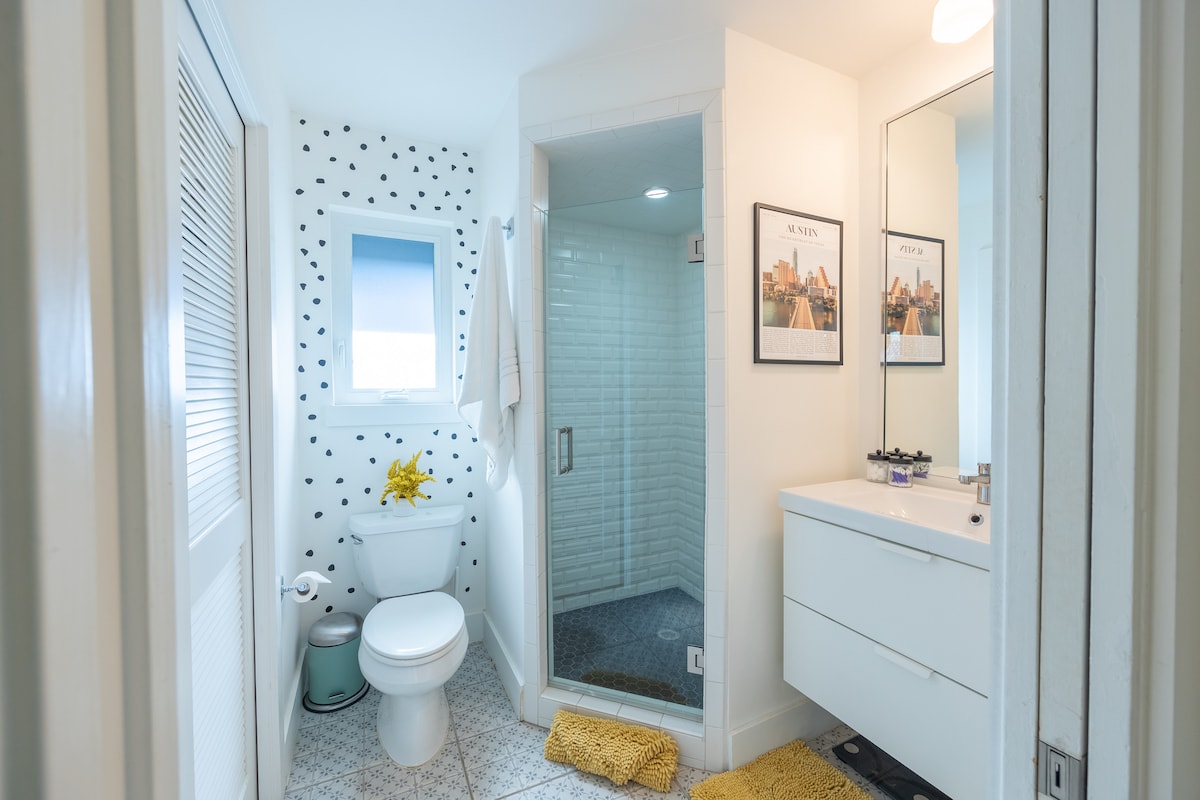 Pet Friendly Stylish & Central Bungalow, Walkable!