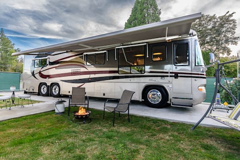 Country Coach hideaway w/hot tub in fenced yard.