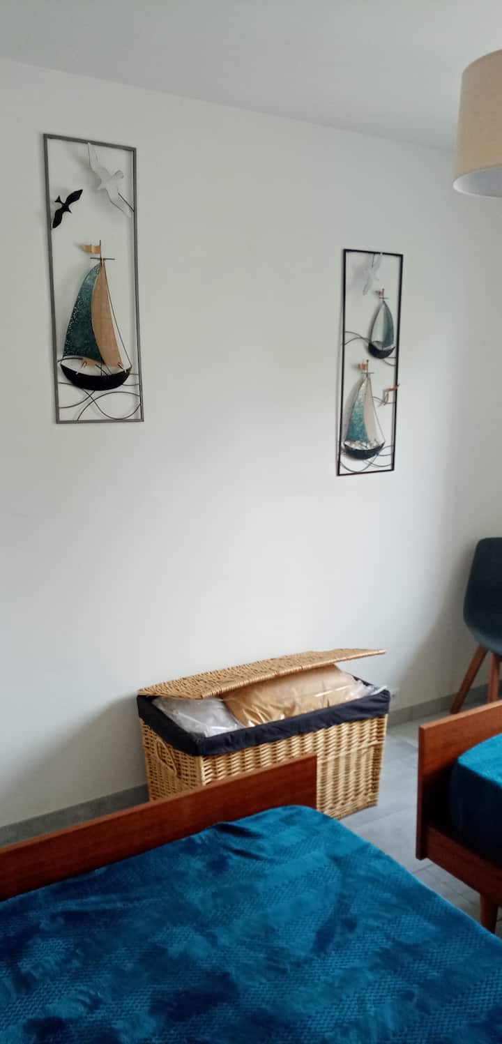 Chumba na vitanda 2 vya 90 vinavyoangalia barabara lakini ambayo sio busy sana. itakuwa gulls zaidi ambazo zitakuamsha kuliko gari. magodoro mapya