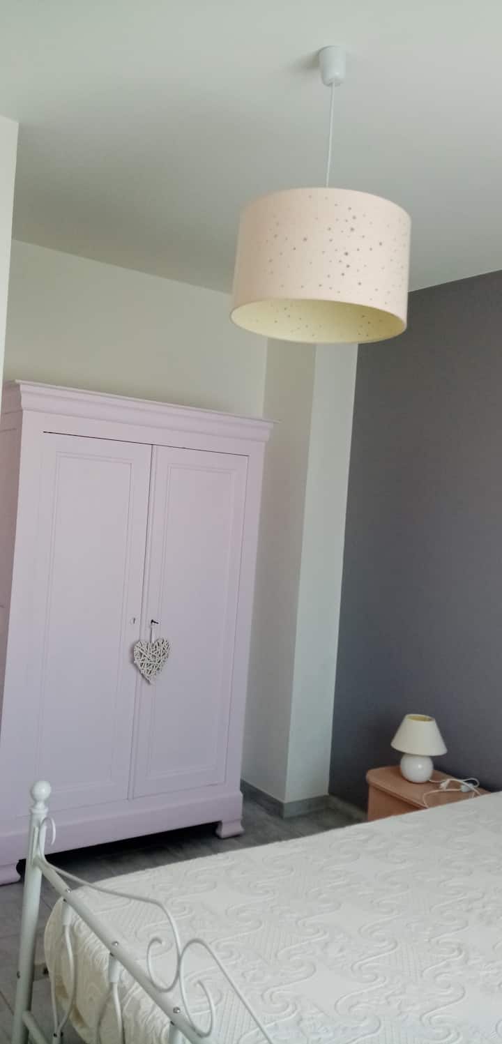 Kitanda cha chumba cha kulala cha 140 kinachoangalia bustani. matandiko mapya.