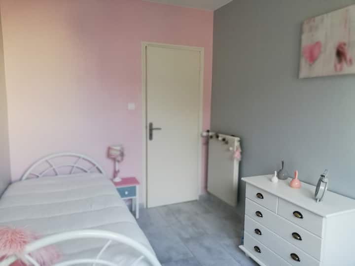 Chumba cha kulala kinachoangalia barabara. kitanda cha matandiko mapya 90.