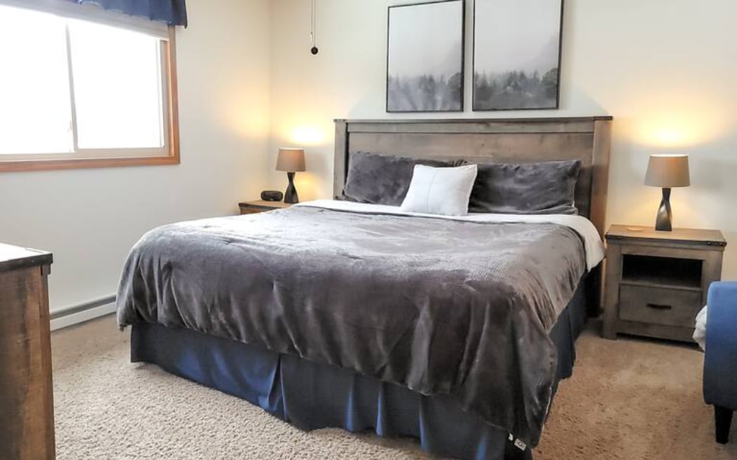 Krevat i rehatshëm dopio "king" të pret në dhomën e gjumit me hapësirë të bollshme në dollap dhe sirtar për t 'u çlodhur dhe për t' u ndier si në shtëpi.  Zgjidh të zgjohesh me dritë natyrale ose të flesh me nuanca që errësojnë dhomën