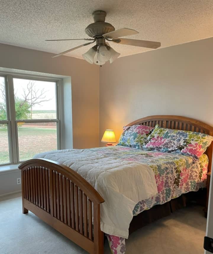 Სასტუმრო საძინებელი 152 × 203 სმ ზომის საწოლით.