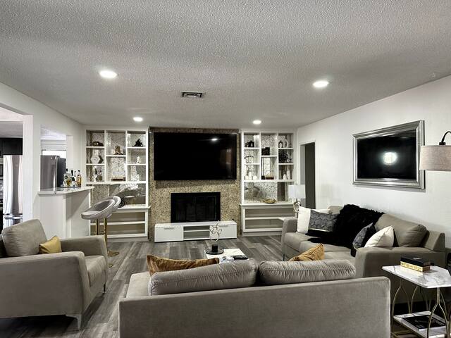 Luxurious Retreat: Four Queen Beds/ a Private Pool