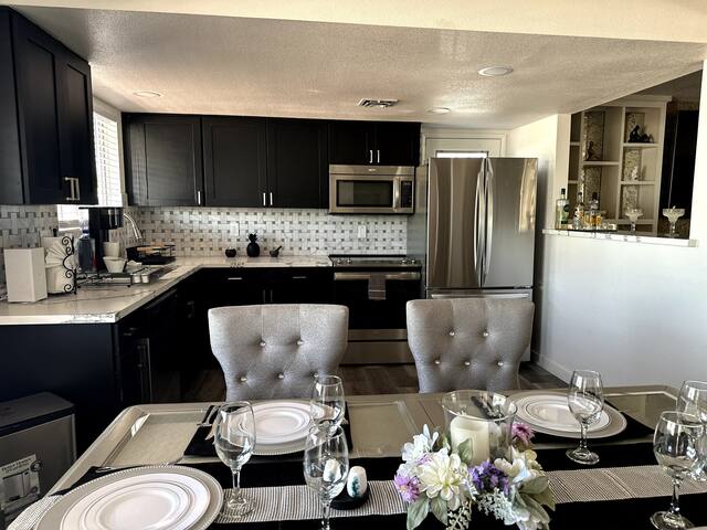 Luxurious Retreat: Four Queen Beds/ a Private Pool gallery image 2