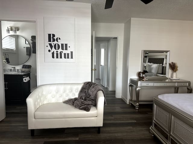 Luxurious Retreat: Four Queen Beds/ a Private Pool gallery image 4