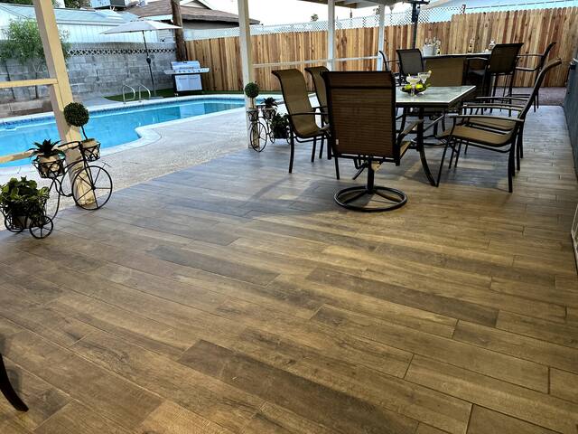 Luxurious Retreat: Four Queen Beds/ a Private Pool gallery image 5