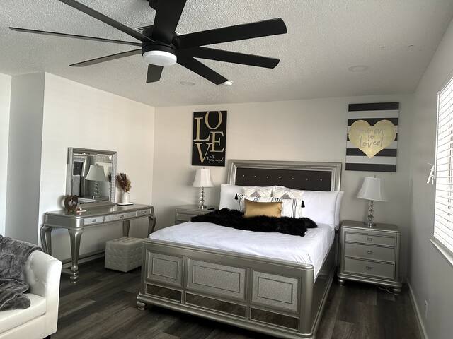 Luxurious Retreat: Four Queen Beds/ a Private Pool gallery image 3