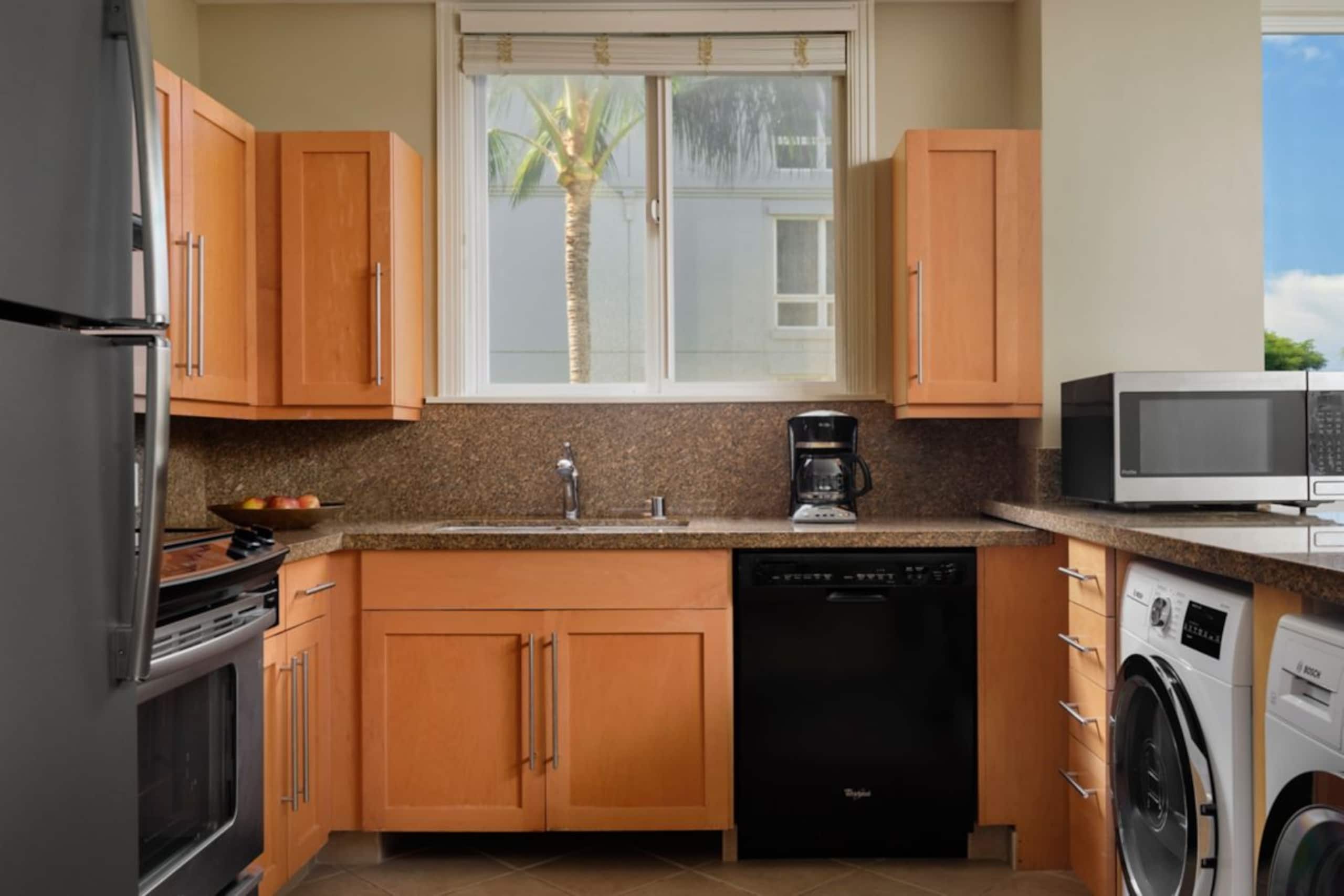 Hotel in Lahaina · ★5.0 · 2 bedrooms · 4 beds · 2 shared baths - Image 12