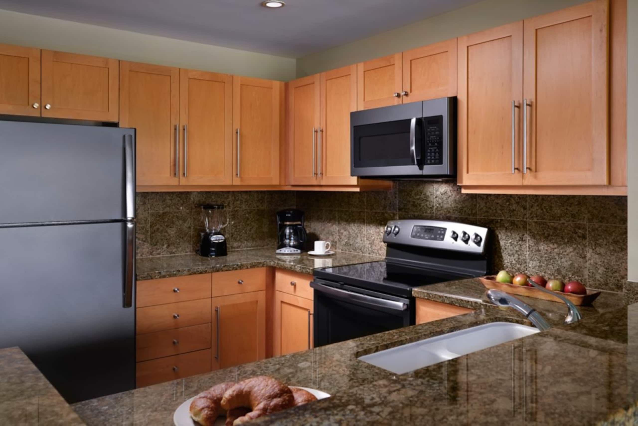 Hotel in Lahaina · ★5.0 · 2 bedrooms · 4 beds · 2 shared baths - Image 13