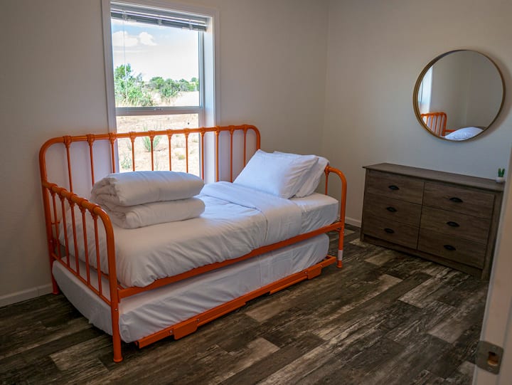 Esta habitación cuenta con una cama nido. La parte inferior se puede expulsar y usar como segunda cama doble. O, alternativamente, dos partes se pueden fusionar en una cama grande para dos personas. Esta habitación también tiene un pequeño escritorio que se puede utilizar como estación de trabajo.