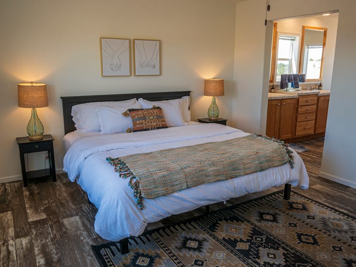 Dormitorio principal. ¡Duerme como un rey en una cama tamaño king!