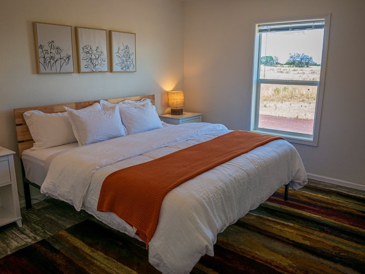 Segundo dormitorio con cama tamaño king.