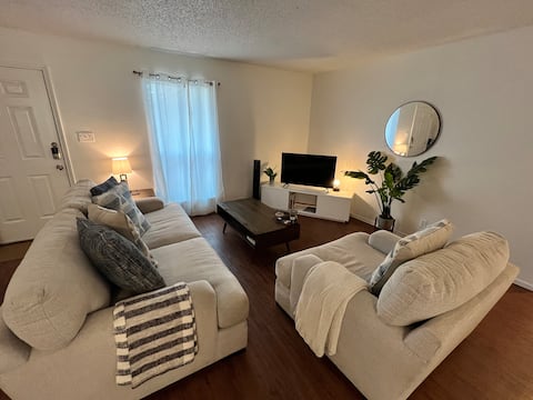Successful Airbnb property: 2/2 Townhome close to everything! in Franklin Park