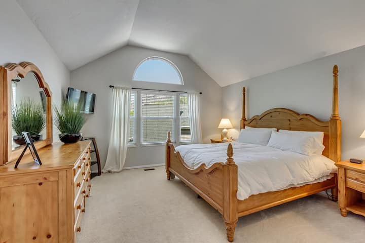 סוויטה ראשית ענקית עם מצעים יוקרתיים על מיטת קינג סייז.  אמבטיה פרטית והליכה בארון ממש מעבר לפינה עם ספא כמו אמבטיה. 