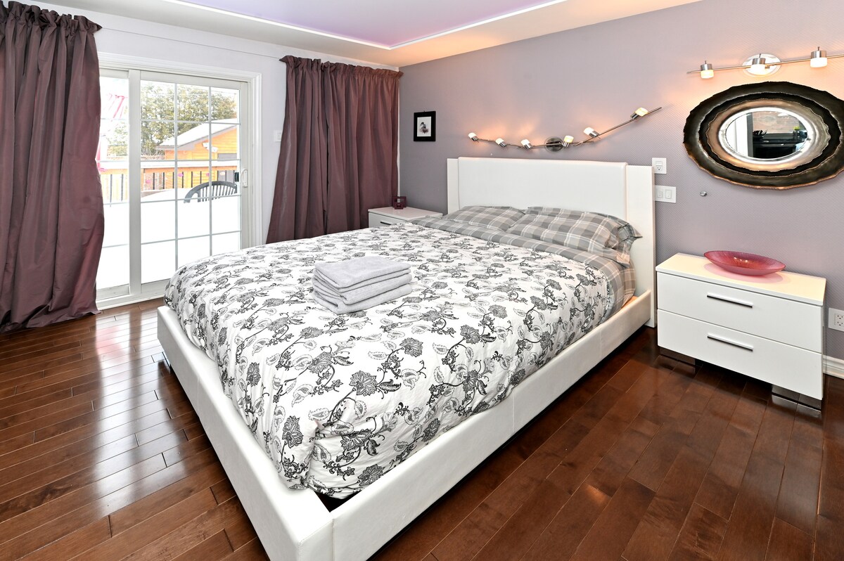 ในห้องนอนใหญ่คุณสามารถใช้อุปกรณ์ปรับแสงเหนือกระจกเพื่อแต่งหน้าได้อย่างสมบูรณ์แบบ :-)
หรือปรับหลอดไฟเหนือเตียงเพื่ออ่านหนังสือ 
หรือตั้งค่าแสงอ่อนๆบนเพดานสุดโรแมนติกโดยเลือกสีที่คุณชอบ
