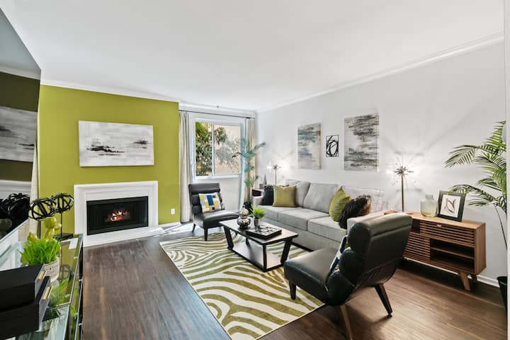 Acogedora sin esfuerzo, esta sala de estar combina calidez con elegancia. Decoración elegante, lujosos asientos y toques artísticos crean un ambiente sofisticado refinado pero acogedor, con un cómodo sofá cama, un refugio perfecto para relajarse.






