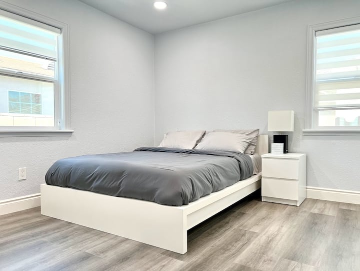 Chumba 2 cha kulala chenye nafasi kubwa chenye kabati