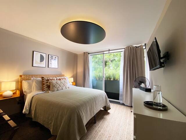 Chic Condesa gem with a terrace! gallery image 2