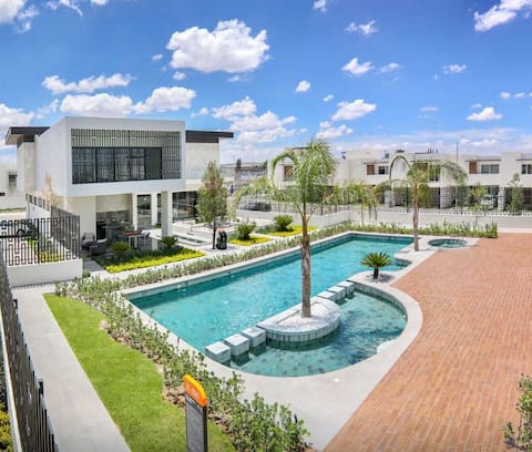 Spectacular, New Luxury House !