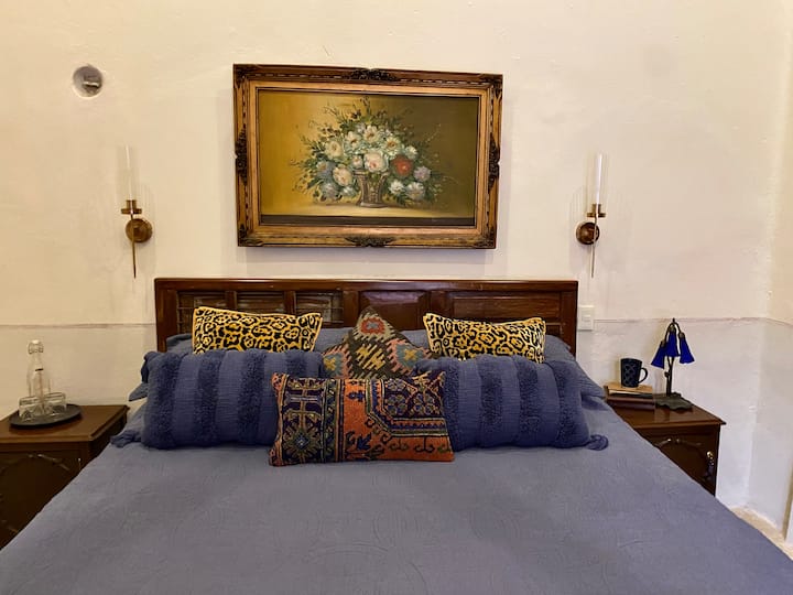 Cama tamaño king con hermosas almohadas turcas Kilim.