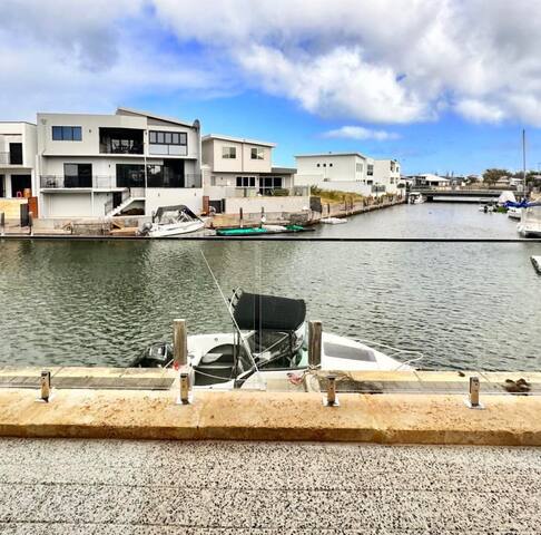 Bluemanna Bliss Canal Stay